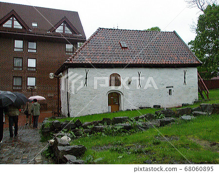 雨多彩的木製倉庫挪威 68060895