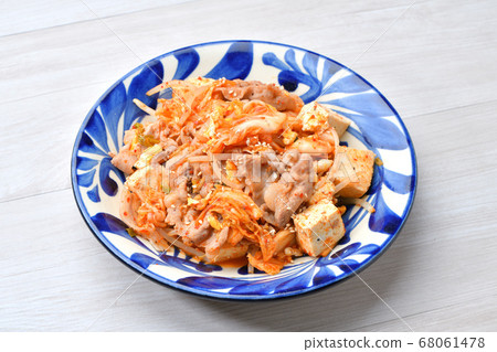 Summer spicy stamina side dish! Fried kimchi with pork and bean sprouts, egg and cotton tofu. 68061478