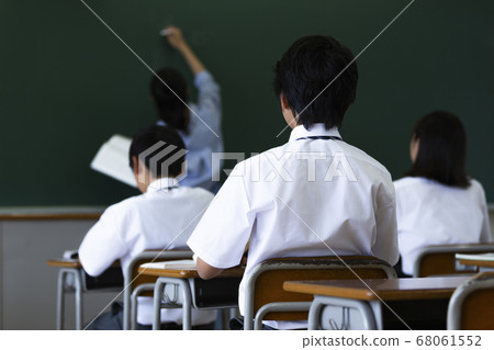 Junior high school class scene 68061552