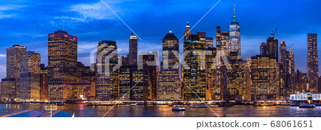 <<New York>> Night view of Manhattan, Brooklyn Heights Promenade 68061651