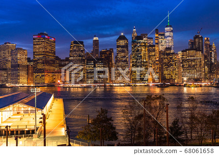 《紐約》布魯克林高地長廊的曼哈頓夜景 68061658