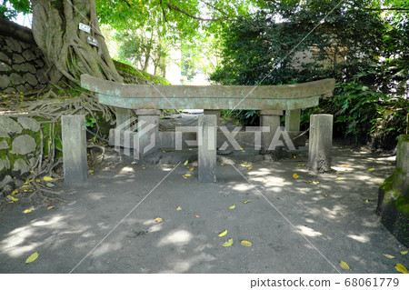 Kurokami buried torii seen from the front Kurokami buried torii seen from the front 68061779