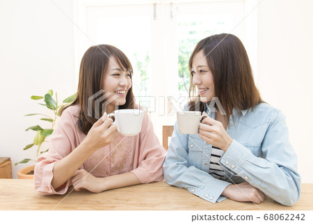 一個女人喝咖啡 一個女人喝咖啡 68062242