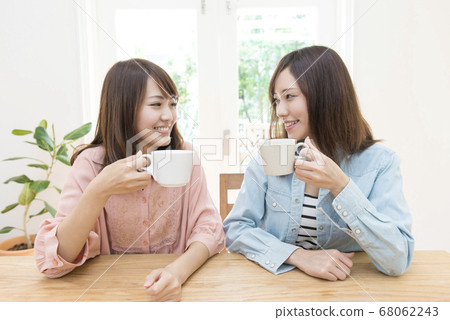 一個女人喝咖啡 一個女人喝咖啡 68062243