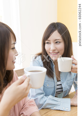 一個女人喝咖啡 一個女人喝咖啡 68062244