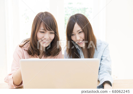 看膝上型計算機的婦女 看膝上型計算機的婦女 68062245