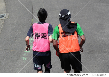 Blind runners and runners Blind runners and runners 68063084