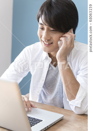 一個打電話的人 68063159