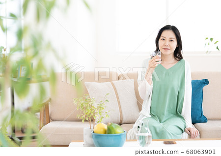 Middle woman who rehydrates [Living] 68063901