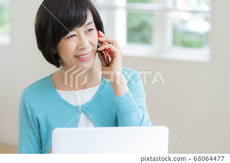 女人在開會[咖啡廳] 68064477