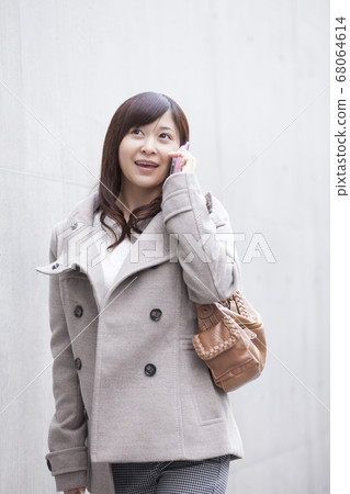 一個女人走路時打電話 68064614