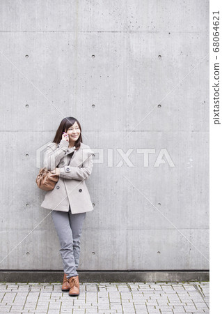 女人靠在牆上,叫 女人靠在牆上,叫 68064621