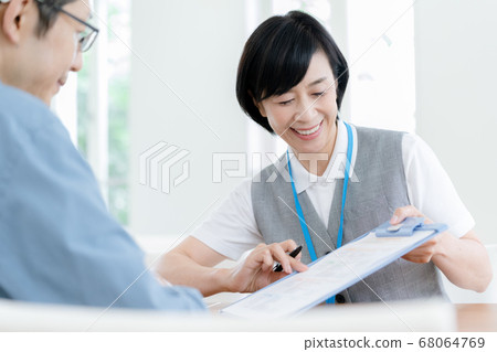 A female employee explaining the move to a nursing home 68064769