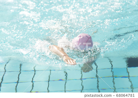 在游泳池裡游泳的女人 68064781