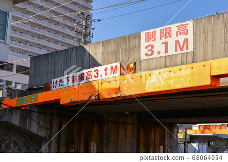 Undercarriage limit height under the overpass 68064954