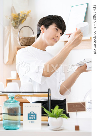 A man working as a cafe clerk [takeout] 68065432