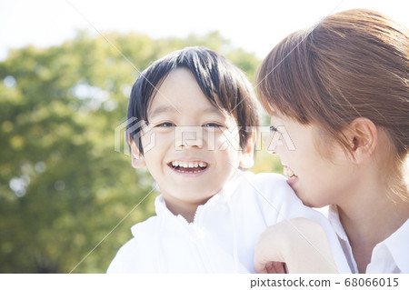 Smile parent and child Smile parent and child 68066015