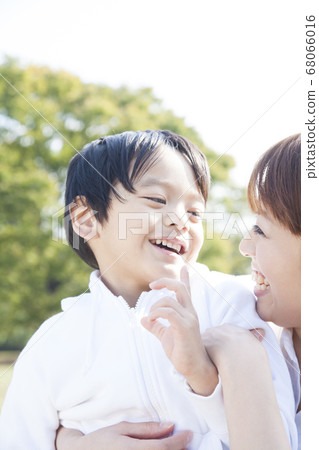 Smile parent and child 68066016