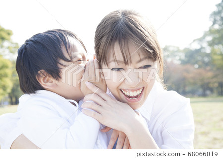 Parent-child talking about secrets 68066019