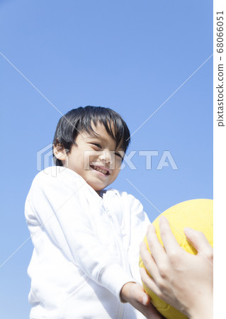 父母和孩子在玩球 父母和孩子在玩球 68066051