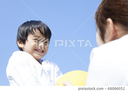 父母和孩子在玩球 68066052