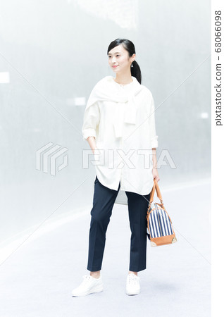  Casual business woman 68066098