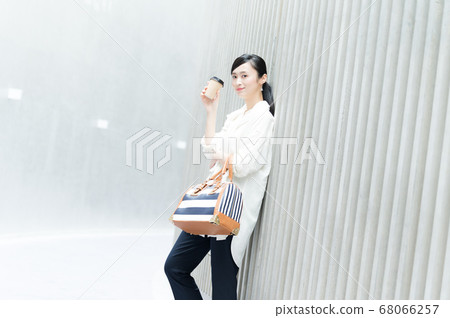 Casual business woman Casual business woman 68066257