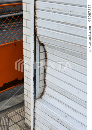 Broken garage shutter 68067835