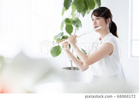 長笛演奏的年輕女子 68068172