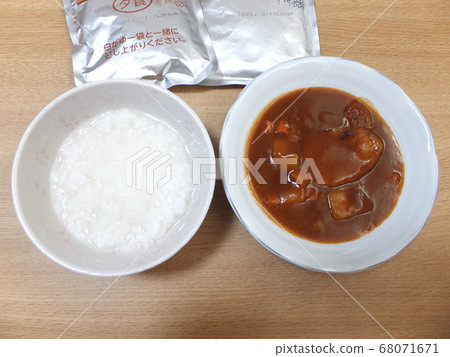結腸鏡檢查前一天的飯菜結腸檢查餐晚餐時燉漢堡包和粥 結腸鏡檢查前一天的飯菜結腸檢查餐晚餐時燉漢堡包和粥 68071671