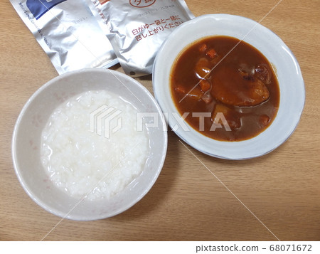 結腸鏡檢查前一天的飯菜結腸檢查餐晚餐時燉漢堡包和粥 結腸鏡檢查前一天的飯菜結腸檢查餐晚餐時燉漢堡包和粥 68071672
