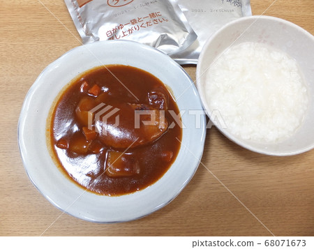 結腸鏡檢查前一天的飯菜結腸檢查餐晚餐時燉漢堡包和粥 結腸鏡檢查前一天的飯菜結腸檢查餐晚餐時燉漢堡包和粥 68071673