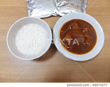 結腸鏡檢查前一天的飯菜結腸檢查餐晚餐時燉漢堡包和粥 結腸鏡檢查前一天的飯菜結腸檢查餐晚餐時燉漢堡包和粥 68071677