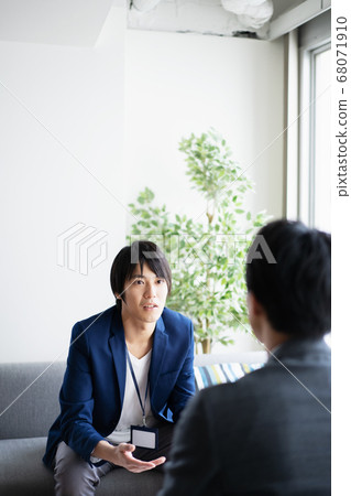 Business scene Businesspeople Meeting Meeting Office scene 68071910
