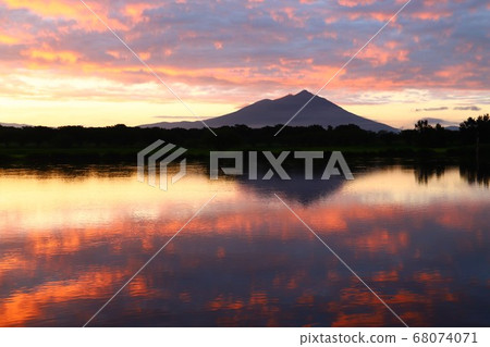Mt. Tsukuba sunrise from Hakkojima Reservoir Mt. Tsukuba sunrise from Hakkojima Reservoir 68074071