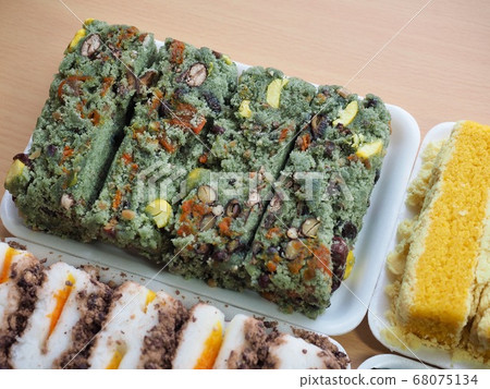 Korean traditional food mugwort cake, red bean cake, pumpkin cake, songpyeon Korean traditional food mugwort cake, red bean cake, pumpkin cake, songpyeon 68075134