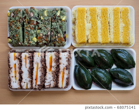 韓國傳統艾蒿糕,紅豆糕,南瓜餅,鬆餅 韓國傳統艾蒿糕,紅豆糕,南瓜餅,鬆餅 68075141