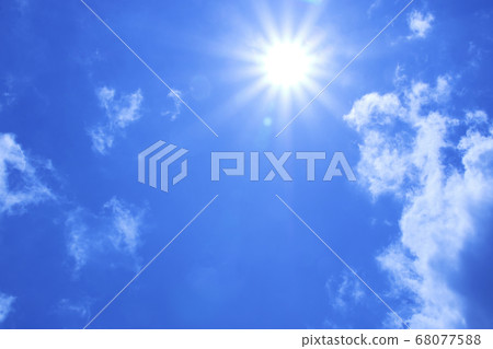 光線從太陽和雲層向左右延伸 68077588