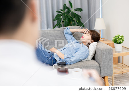 Female patient has consultation 68077609