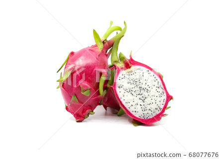 白色背景上的新鮮龍 68077676