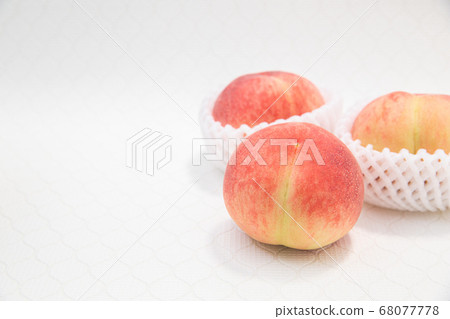 淨果蓋中的三個果桃。 68077778