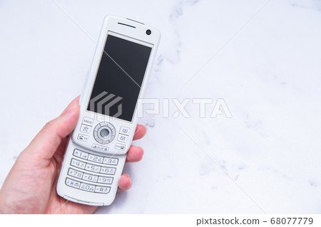 2000年的滑蓋式手機。日本電話。 68077779