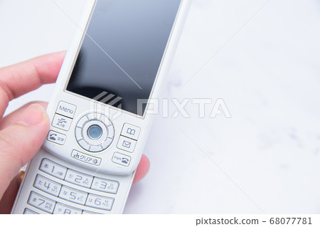 2000年的滑蓋式手機。日本電話。 2000年的滑蓋式手機。日本電話。 68077781