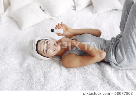 Beautiful girl sitting in a studio with cream 68077808