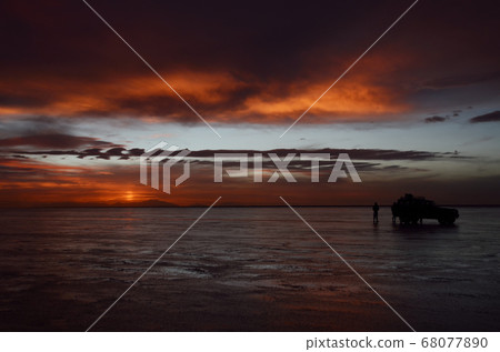 烏尤尼鹽湖的黃昏 烏尤尼鹽湖的黃昏 68077890