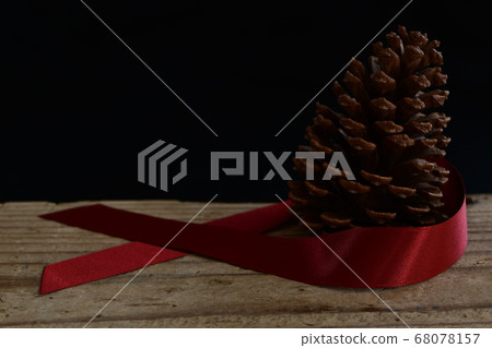 Pine cone and ribbon background wooden board Pine cone and ribbon background wooden board 68078157