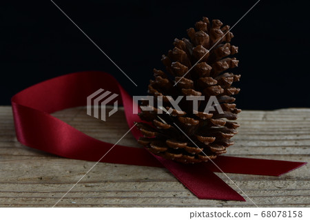 Pine cone and ribbon background wooden board 68078158