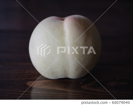 以白色水果為特徵的白桃。 68079040