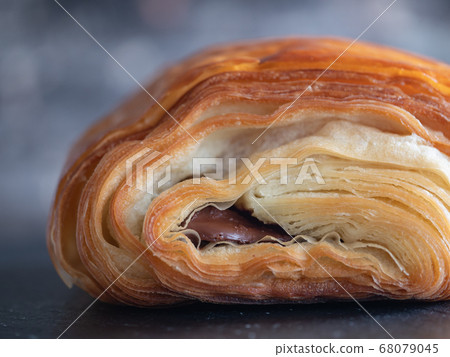 麵包澳大利亞巧克力特寫鏡頭用在新月形麵包麵團的巧克力。 68079045
