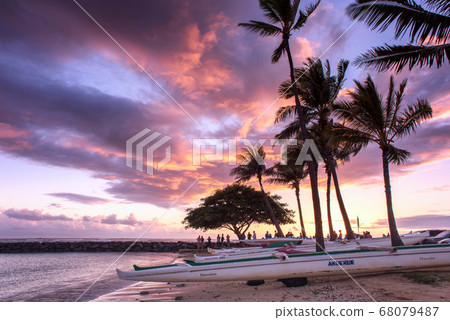 Hawaiian Sunset (Kahanamoku Beach) Hawaiian Sunset (Kahanamoku Beach) 68079487